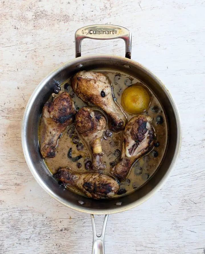 braise chicken with lemon, olives, and chicken stock