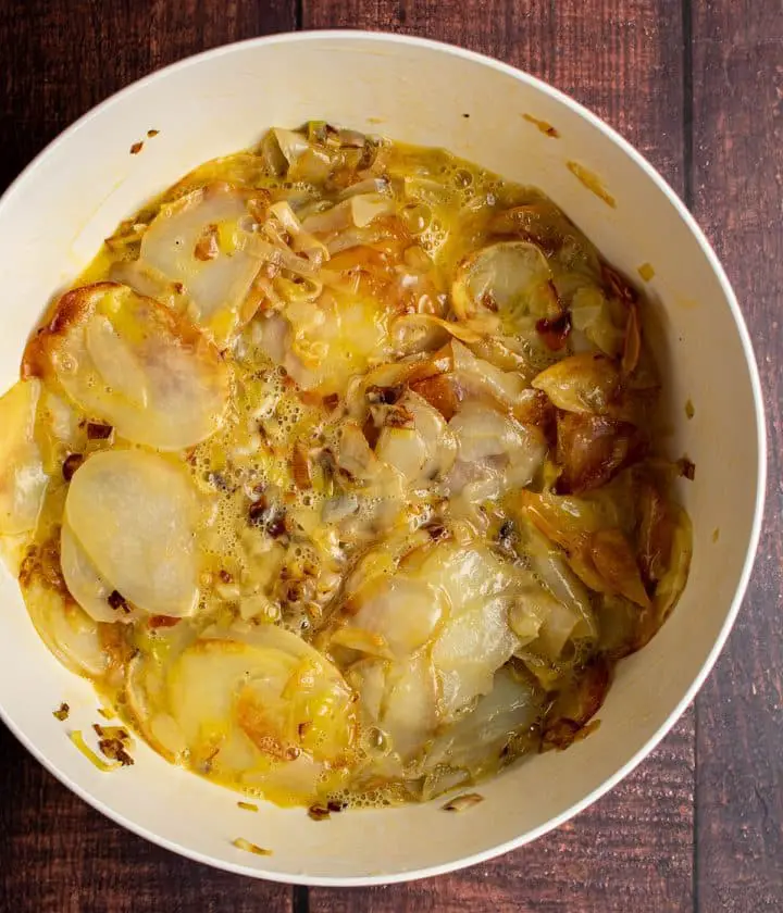 mix potatoes and leeks with eggs