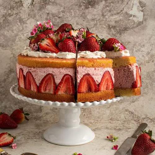 Natnatlife - Strawberry white chocolate mousse cake anyone??!! This one's  by our gorgeous girl @nm_meiyee 💗🌱 Recipe Cake 2 cans @naturescharm  coconut whipping cream, refrigerated overnight 1 1/2 cups freeze dried  strawberries